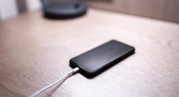 手機整夜充電可行嗎？有啥注意事項？這幾點要掌握